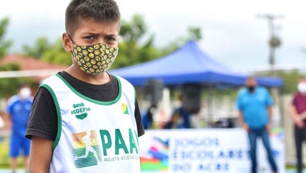 No Acre, atleta mirim de 11 anos se emociona ao receber a primeira medalha da vida esportiva